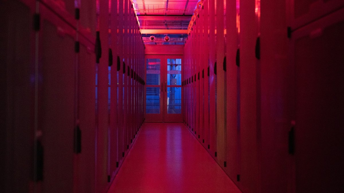 Rotes Licht leuchtet in einem Rechenzentrum der Telehouse Deutschland GmbH.