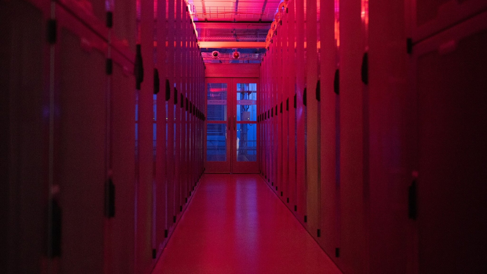Rotes Licht leuchtet in einem Rechenzentrum der Telehouse Deutschland GmbH.