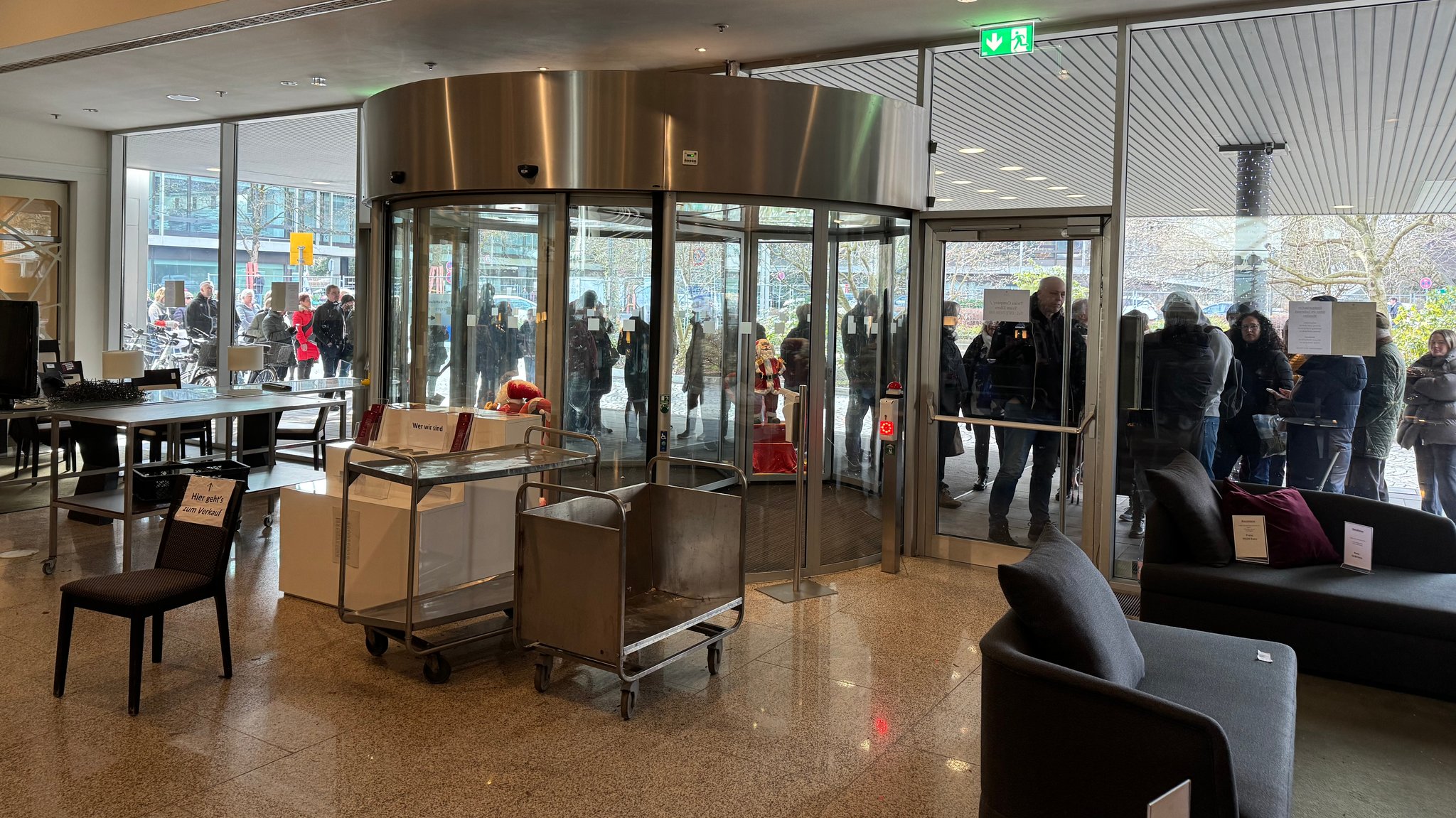 Schlange stehen zur Schnäppchenjagd vor dem Hotel Hilton am Tucherpark in München. Bis Ende März läuft noch der Räumungsverkauf.