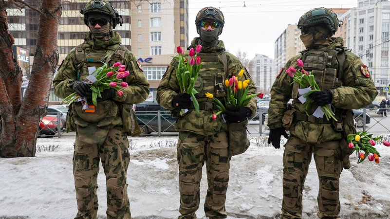 Uniformierte in Nowosibirsk mit Tulpensträußen | Bild: Kirill Khukmar/Picture Alliance Uniformierte in Nowosibirsk mit Tulpensträußen