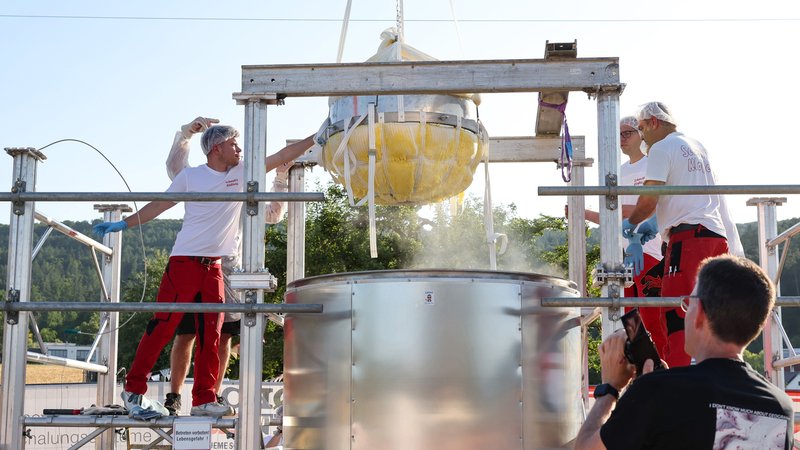 465 Kilo! Kartoffelkoß-Weltrekord in Wombach | Bild: picture alliance/dpa | Daniel Löb 465 Kilo! Kartoffelkoß-Weltrekord in Wombach