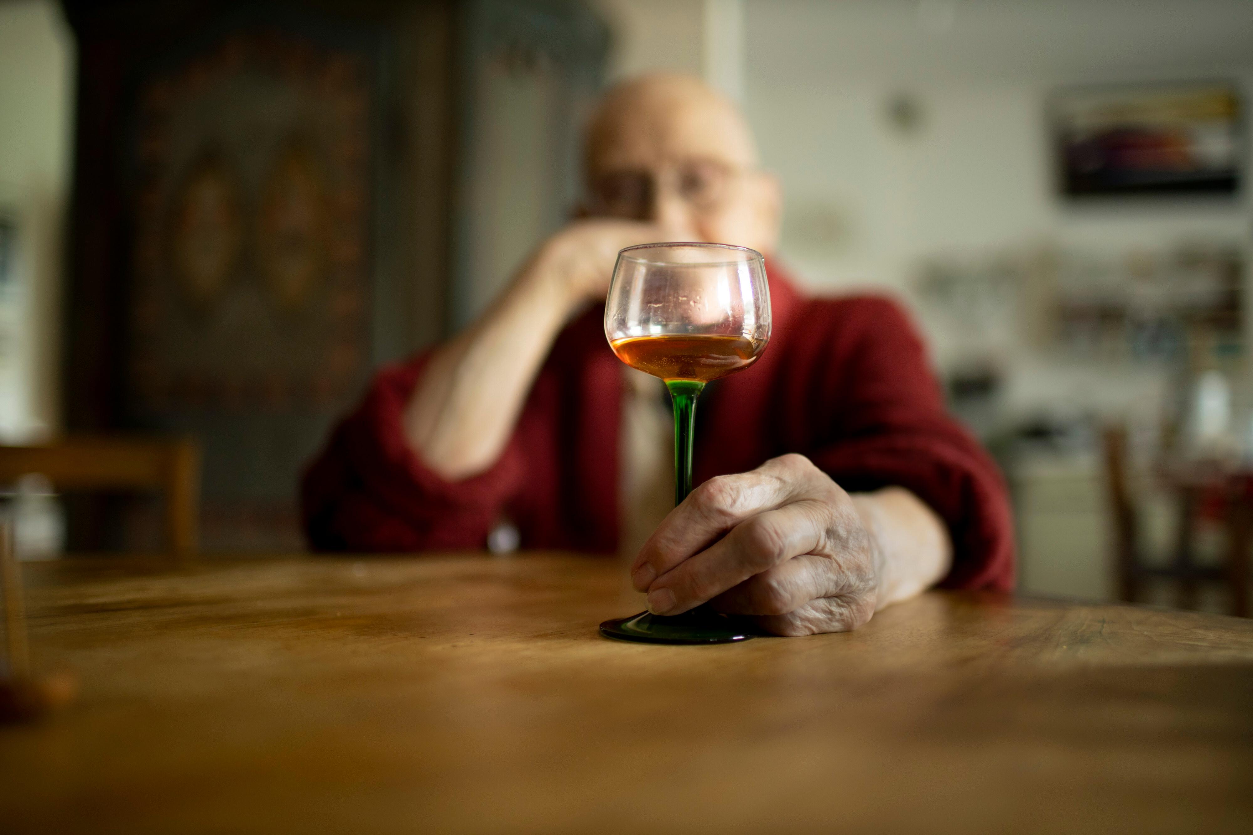 Alte Menschen und Alkohol (Symbolbild)