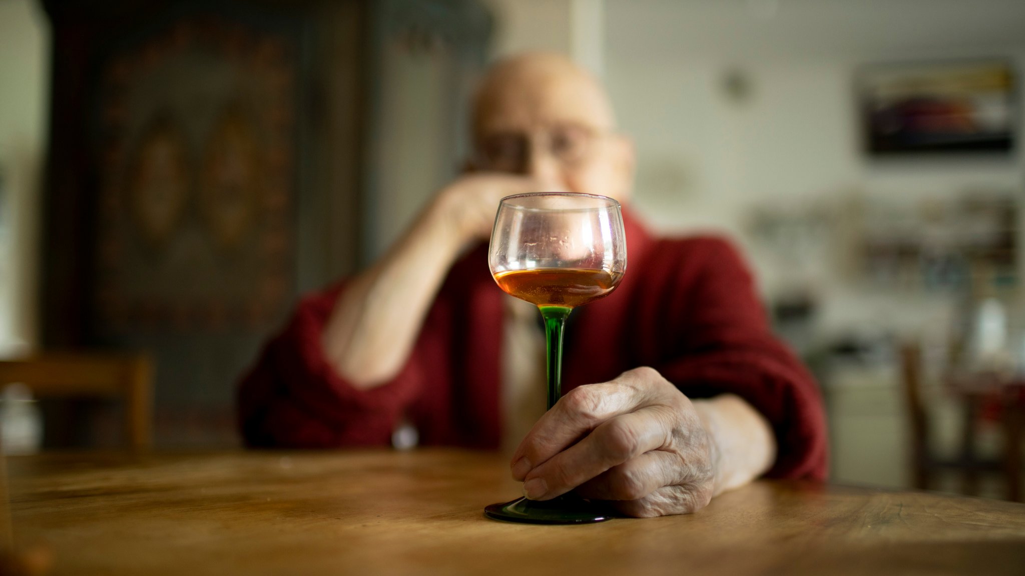 Alte Menschen und Alkohol (Symbolbild)