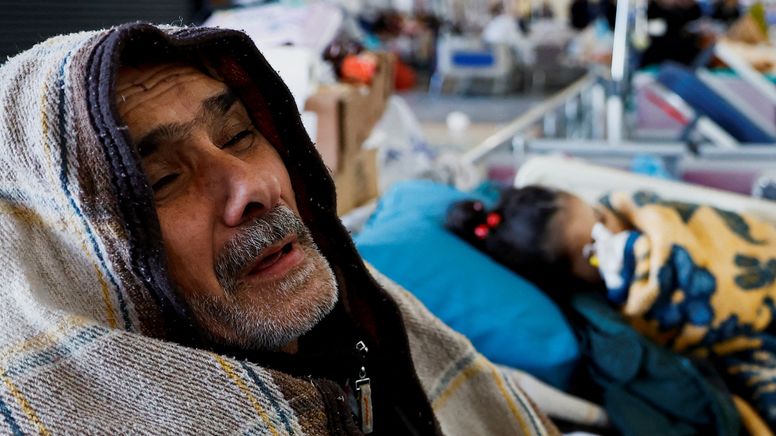 Ein Mann im vom Erdbeben getroffenen Kahramanmaras | Bild:REUTERS/Suhaib Salem 
