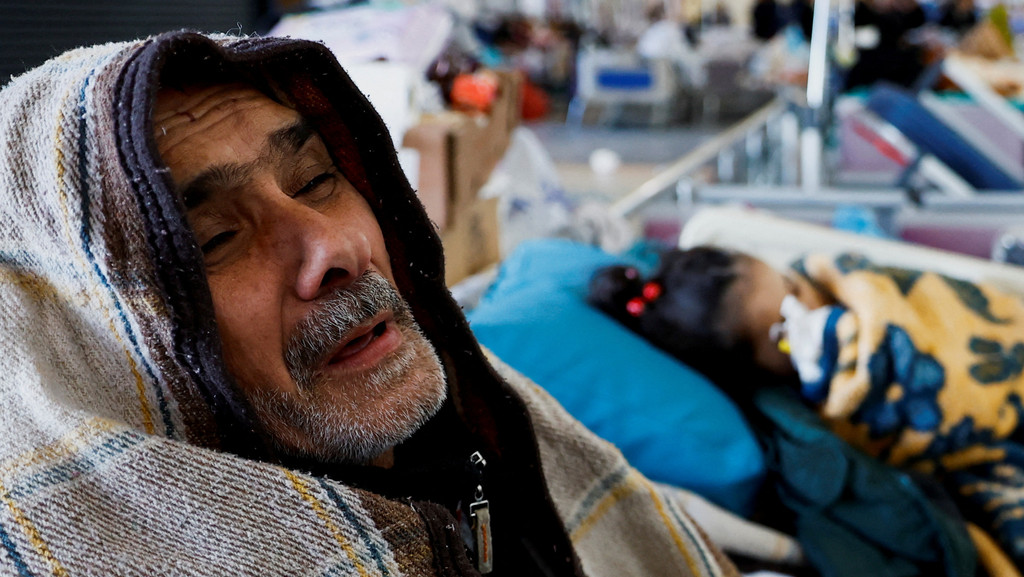 Ein Mann im vom Erdbeben getroffenen Kahramanmaras | Bild: REUTERS/Suhaib Salem Ein Mann im vom Erdbeben getroffenen Kahramanmaras