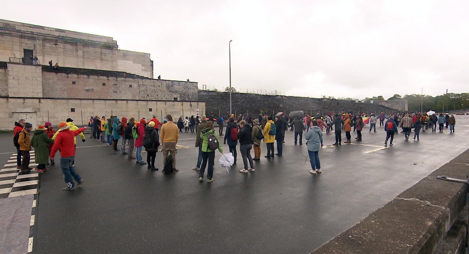 Menschen bei einer Kunstaktion vor der Zeppelintrinüne