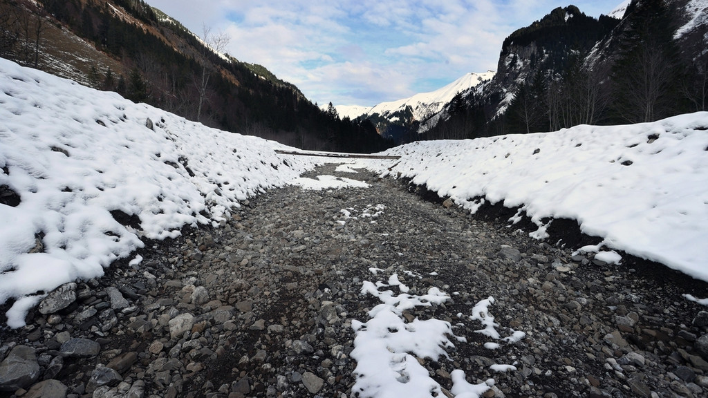 04.12.2022, Bayern, Oberstdorf: Der durch Flußbaumaßnahmen begradigte Rappenalpbach im Rappenalptal. Die Baggerarbeiten haben den Fluß auf eineinhalb Kilometer Länge weitgehend zerstört. Bisher geht die Polizei davon aus, dass die Alpgenossenschaft keine behördliche Genehmigung für die Arbeiten an dem Gewässer hatte. Zu welchem Zwecke der Bereich am Bach ausgebaggert wurde, blieb zunächst unklar. (zu dpa "Allgäuer Wildbach ausgebaggert - Polizei erwartet lange Ermittlungen") Foto: Karl-Josef Hildenbrand/dpa +++ dpa-Bildfunk +++ | Bild: dpa-Bildfunk/Karl-Josef Hildenbrand 04.12.2022, Bayern, Oberstdorf: Der durch Flußbaumaßnahmen begradigte Rappenalpbach im Rappenalptal. Die Baggerarbeiten haben den Fluß auf eineinhalb Kilometer Länge weitgehend zerstört. Bisher geht die Polizei davon aus, dass die Alpgenossenschaft keine behördliche Genehmigung für die Arbeiten an dem Gewässer hatte. Zu welchem Zwecke der Bereich am Bach ausgebaggert wurde, blieb zunächst unklar. (zu dpa "Allgäuer Wildbach ausgebaggert - Polizei erwartet lange Ermittlungen") Foto: Karl-Josef Hildenbrand/dpa +++ dpa-Bildfunk +++