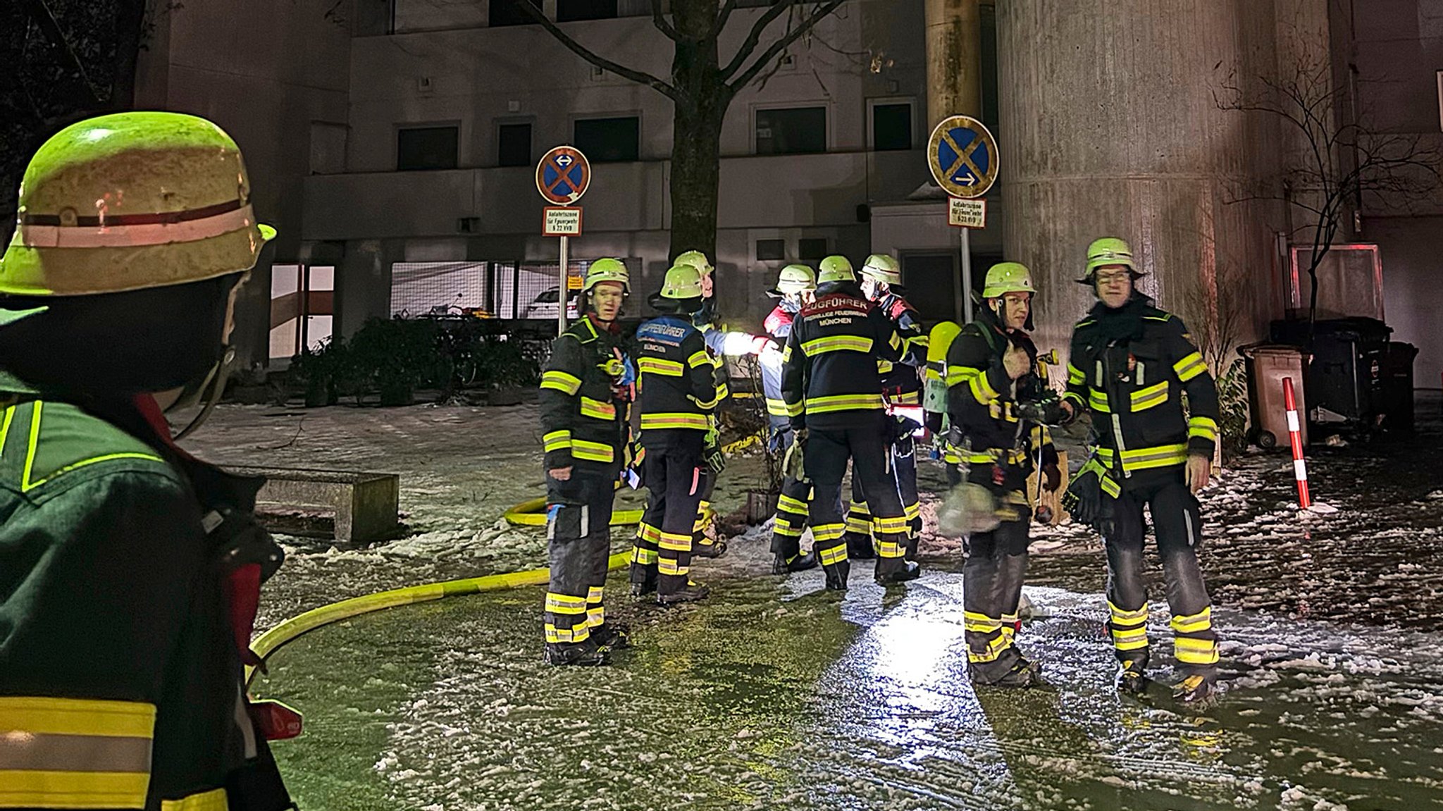 Feuerwehrleute am Brandort im Olympiadorf in München-Milbertshofen