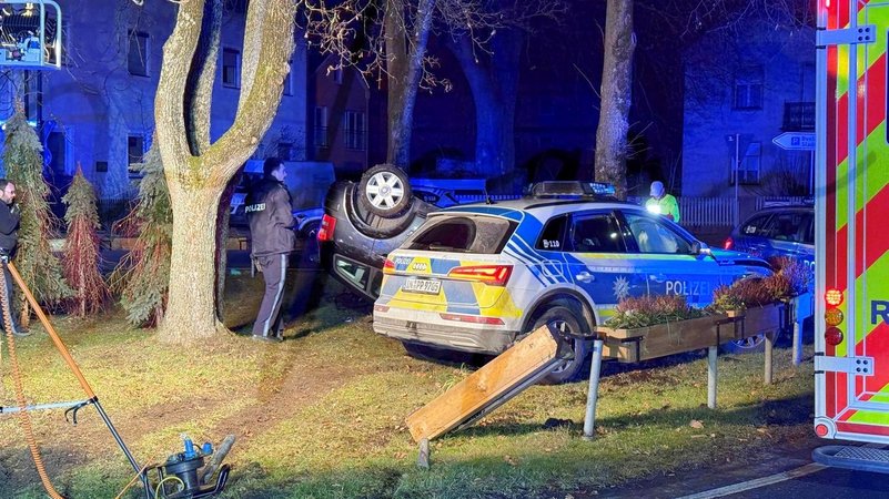 Auto liegt nach Verfolgungsjagd mit Polizei auf dem Dach | Bild: Vifogra Auto liegt nach Verfolgungsjagd mit Polizei auf dem Dach