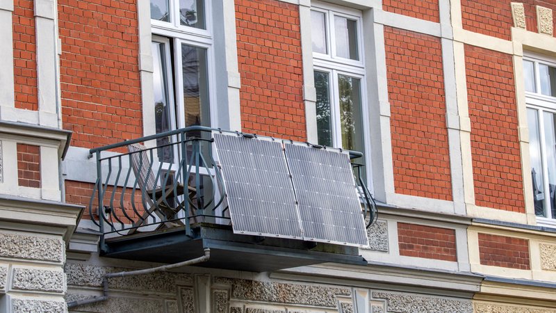 Solarmodule für ein sogenanntes Balkonkraftwerk hängen an einem Balkon in der Altstadt. Das Bundeskabinett will heute Erleichterungen von Solaranlagen beschließen.