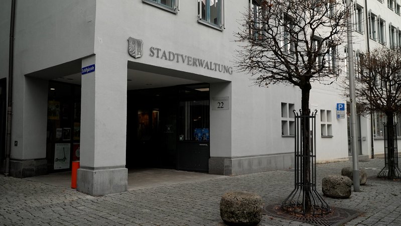 gab es eine Razzia im Rathaus. Im Fokus: sechs Mitarbeiter des städtischen Ordnungsamtes. | Bild: Bayerischer Rundfunk 2025 gab es eine Razzia im Rathaus. Im Fokus: sechs Mitarbeiter des städtischen Ordnungsamtes.