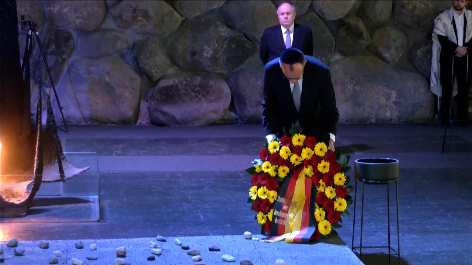 Im Rahmen seiner Israelreise besuchte Bundeskanzler Friedrich Merz (CDU) die Holocaustgedenkstätte Yad Vashem.