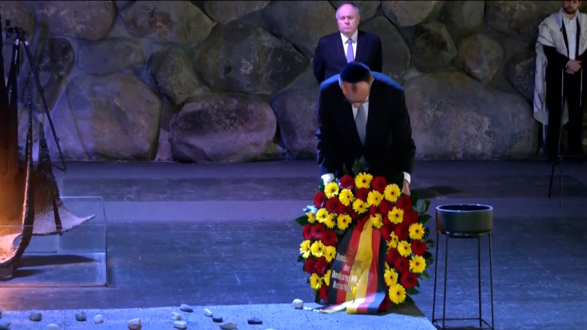 Im Rahmen seiner Israelreise besuchte Bundeskanzler Friedrich Merz (CDU) die Holocaustgedenkstätte Yad Vashem.