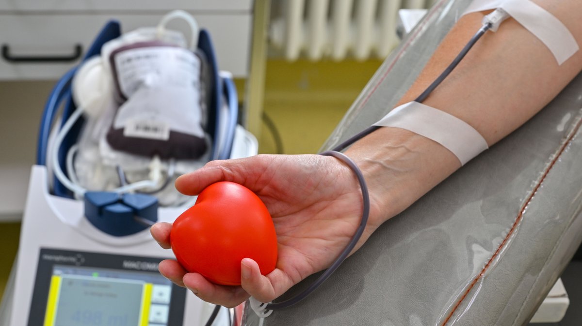 Menschen in Bayern haben im vergangenen Jahr etwas mehr Blut beim Bayerischen Roten Kreuz (BRK) gespendet