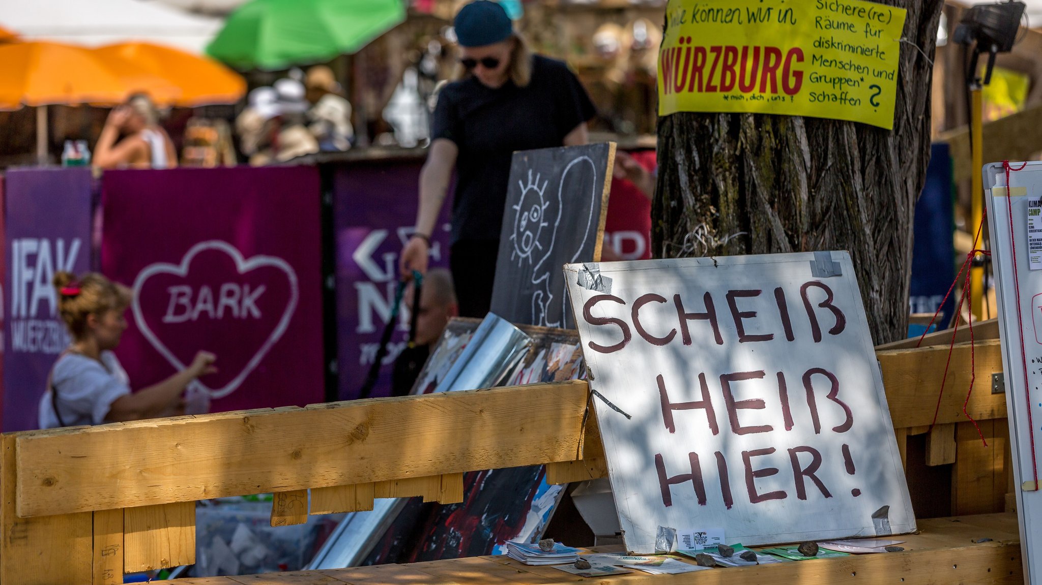 Hohe Temperaturen: Besucherinnen und Besucher des "Umsonst & Draussen"-Festivals in Würzburg | Bild: picture alliance / HMB Media/Patty Varasano Hohe Temperaturen: Besucherinnen und Besucher des "Umsonst & Draussen"-Festivals in Würzburg