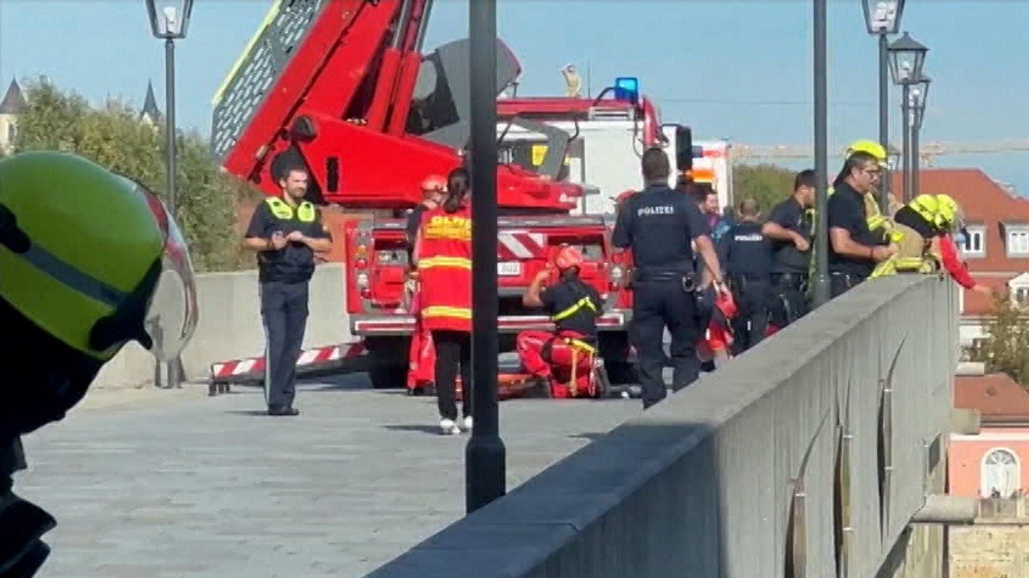 Ein Bild von dem Rettungseinatz auf der Steinernen Brücke.