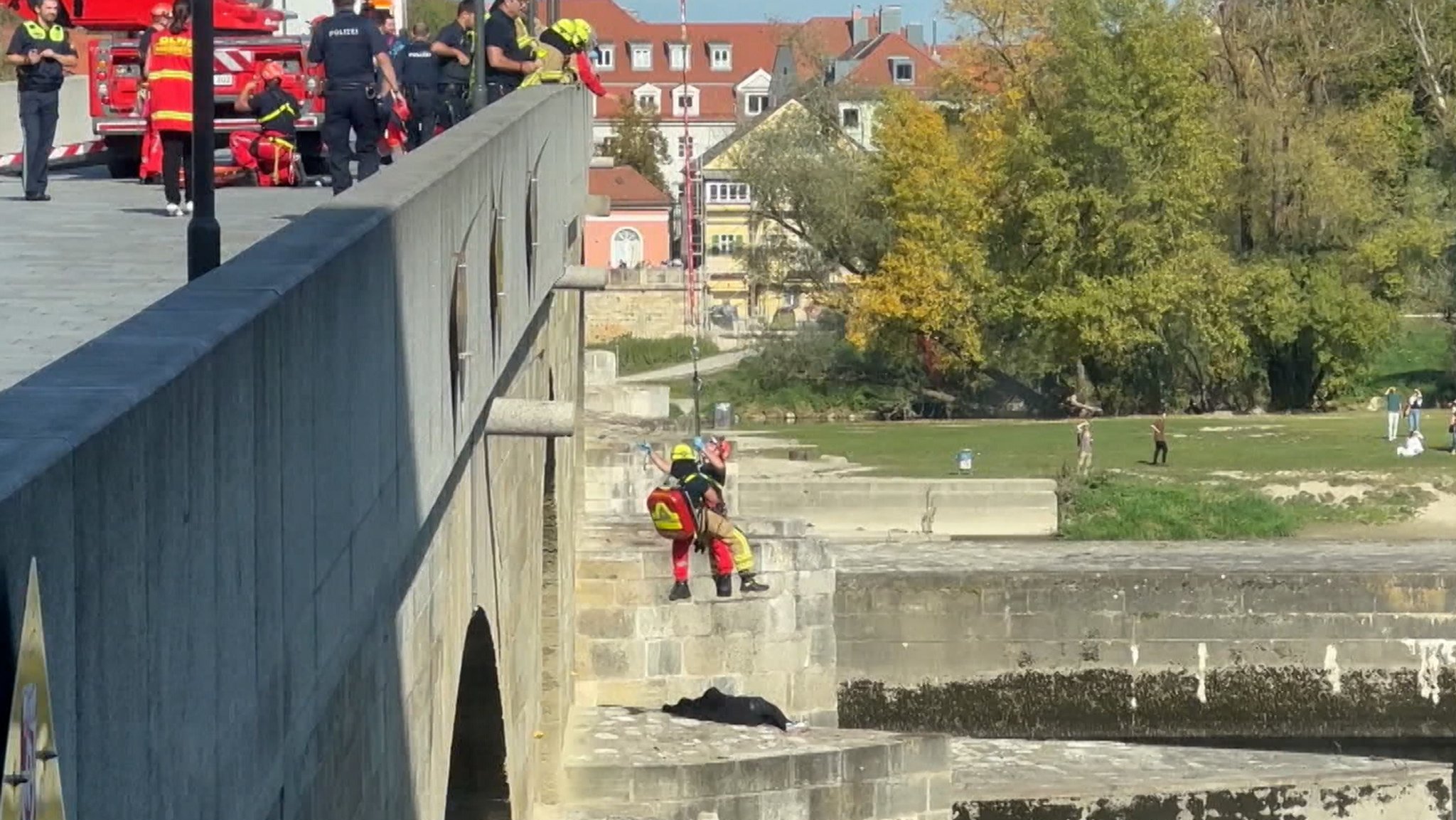 Ein Bild von dem Rettungseinatz auf der Steinernen Brücke.