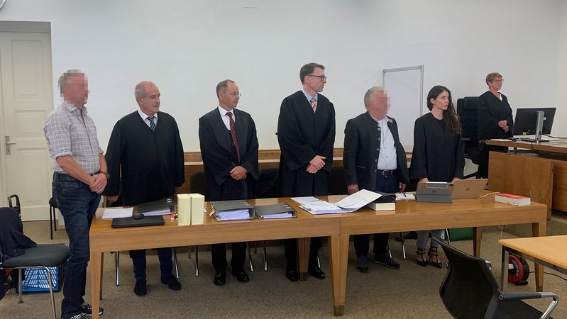 Die beiden angeklagten Alpmeister und ihre Anwälte beim Prozessauftakt wegen der Zerstörung des Rappenalpbachs am Landgericht Kempten