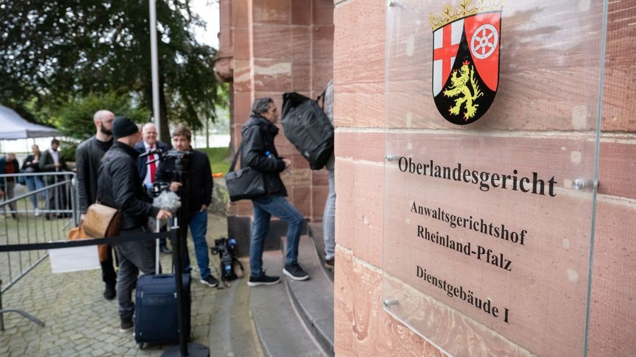 Journalisten stehen vor Prozessbeginn gegen Mitglieder der Gruppierung "Vereinte Patrioten" vor dem Oberlandesgericht an.