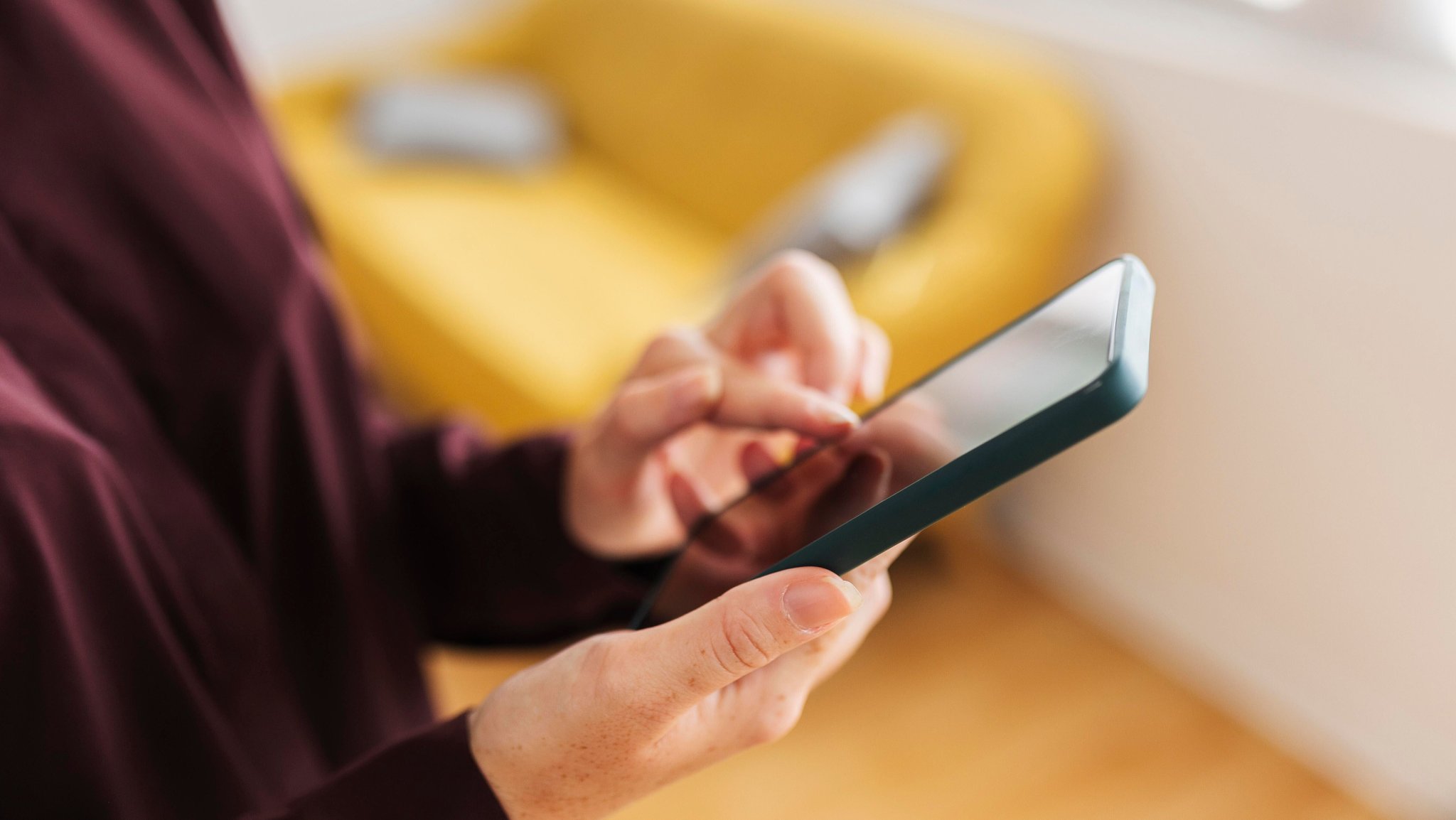 Spionagesoftware kann offenbar unbemerkt über Online-Werbeanzeigen auf Handys infizieren. | Bild: picture alliance / Westend61 | Xavier Lorenzo Spionagesoftware kann offenbar unbemerkt über Online-Werbeanzeigen auf Handys infizieren.
