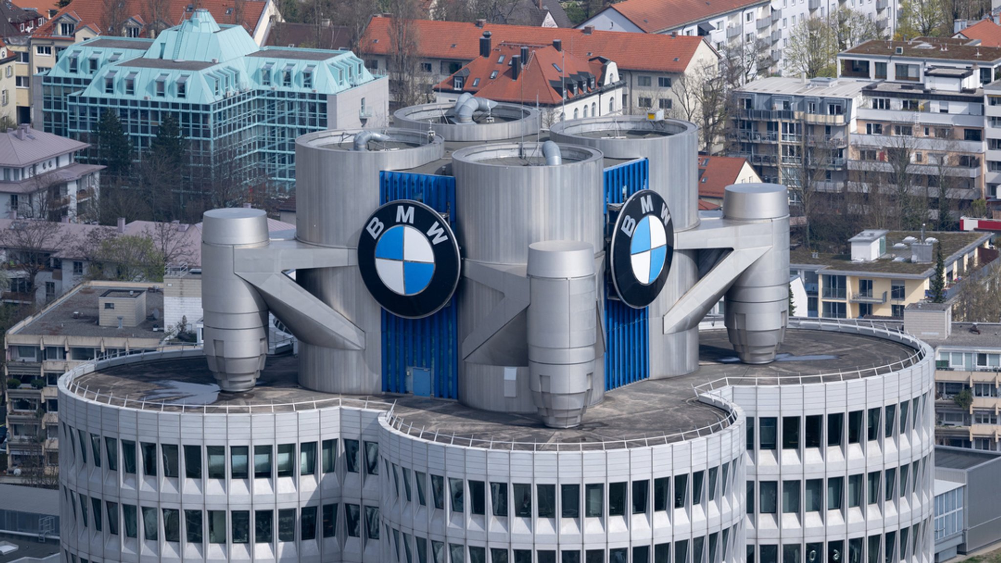 Das Logo von BMW ist an der Firmenzentrale zu sehen.