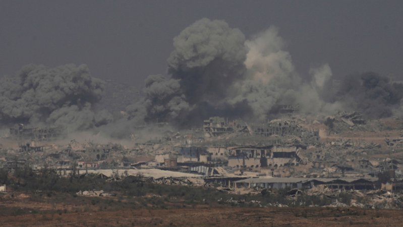 Archivfoto: Rauch steigt von einer Explosion im nördlichen Gazastreifen auf, vom Süden Israels aus gesehen. | Bild: dpa-Bildfunk/Ohad Zwigenberg Archivfoto: Rauch steigt von einer Explosion im nördlichen Gazastreifen auf, vom Süden Israels aus gesehen.
