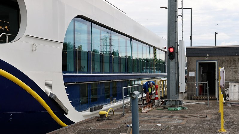 Hotelschiff rammt Schleusentor in Kleinostheim. | Bild: Ralf Hettler Hotelschiff rammt Schleusentor in Kleinostheim.