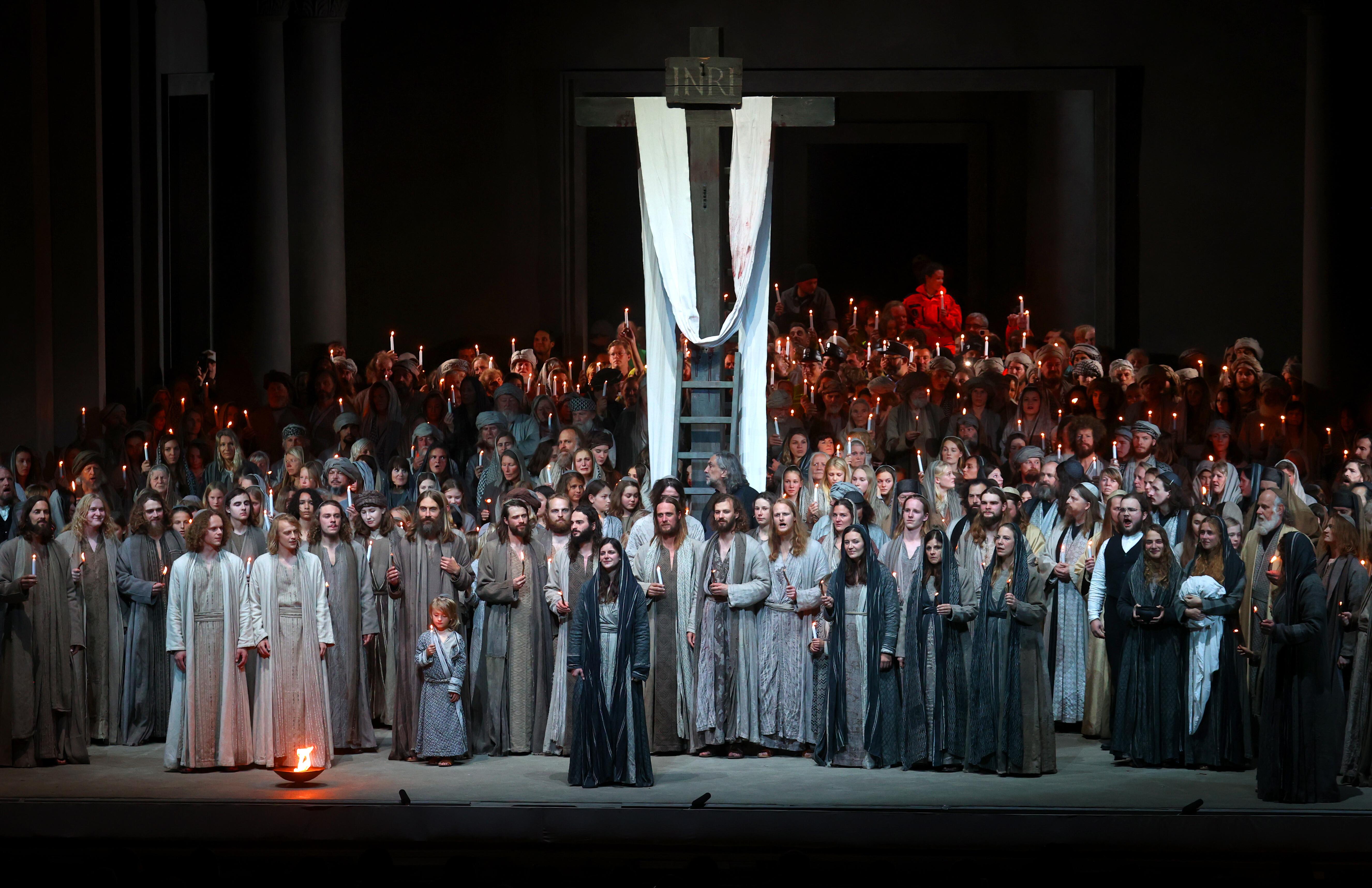 Die gesamten Mitwirkenden der Passionsspiele stehen nach dem Ende der letzten Aufführung im Festspielhaus auf der Bühne. (Archivbild 02.10.2022)