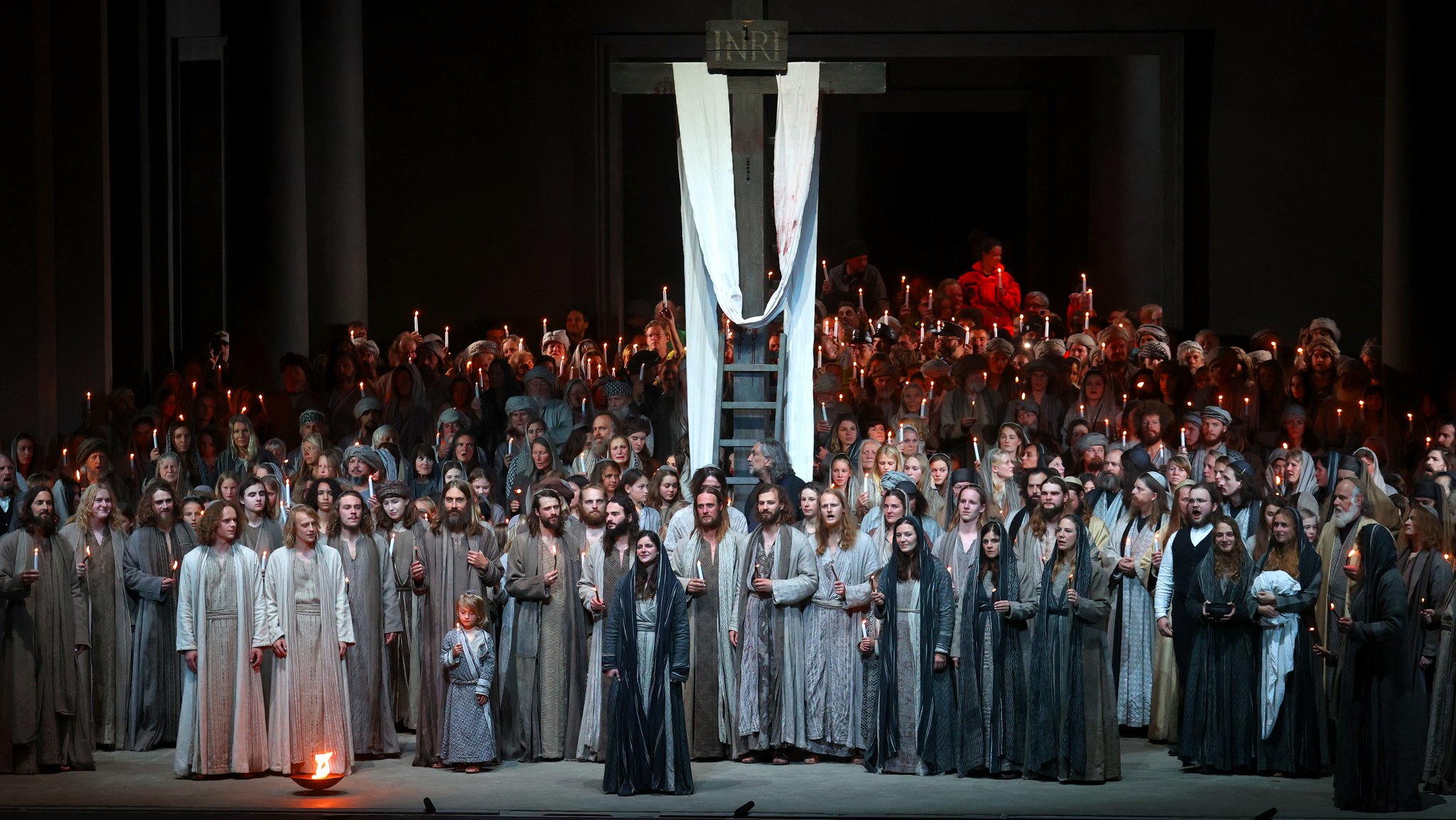 Die gesamten Mitwirkenden der Passionsspiele stehen nach dem Ende der letzten Aufführung im Festspielhaus auf der Bühne. (Archivbild 02.10.2022) | Bild: picture alliance/dpa | Karl-Josef Hildenbrand Die gesamten Mitwirkenden der Passionsspiele stehen nach dem Ende der letzten Aufführung im Festspielhaus auf der Bühne. (Archivbild 02.10.2022)