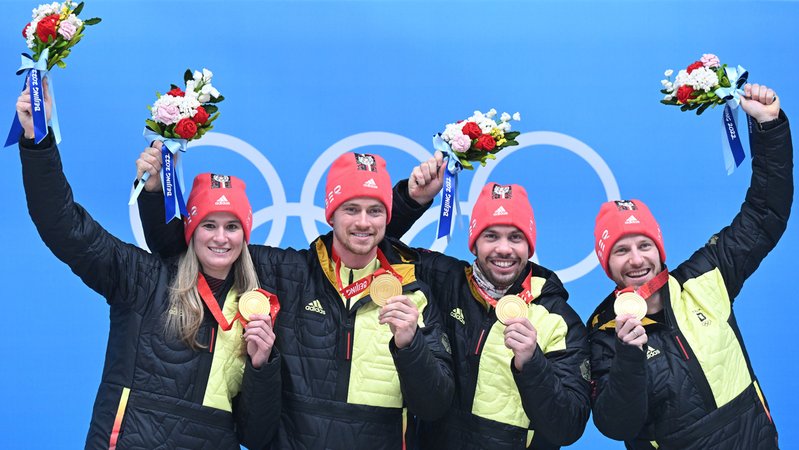 Natalie Geisenberger, Johannes Ludwig, Tobias Wendl und Tobias Arlt aus Deutschland feiern mit ihren Goldmedaillen. 