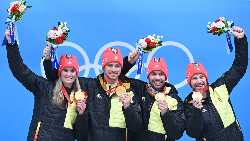 Natalie Geisenberger, Johannes Ludwig, Tobias Wendl und Tobias Arlt aus Deutschland feiern mit ihren Goldmedaillen. 