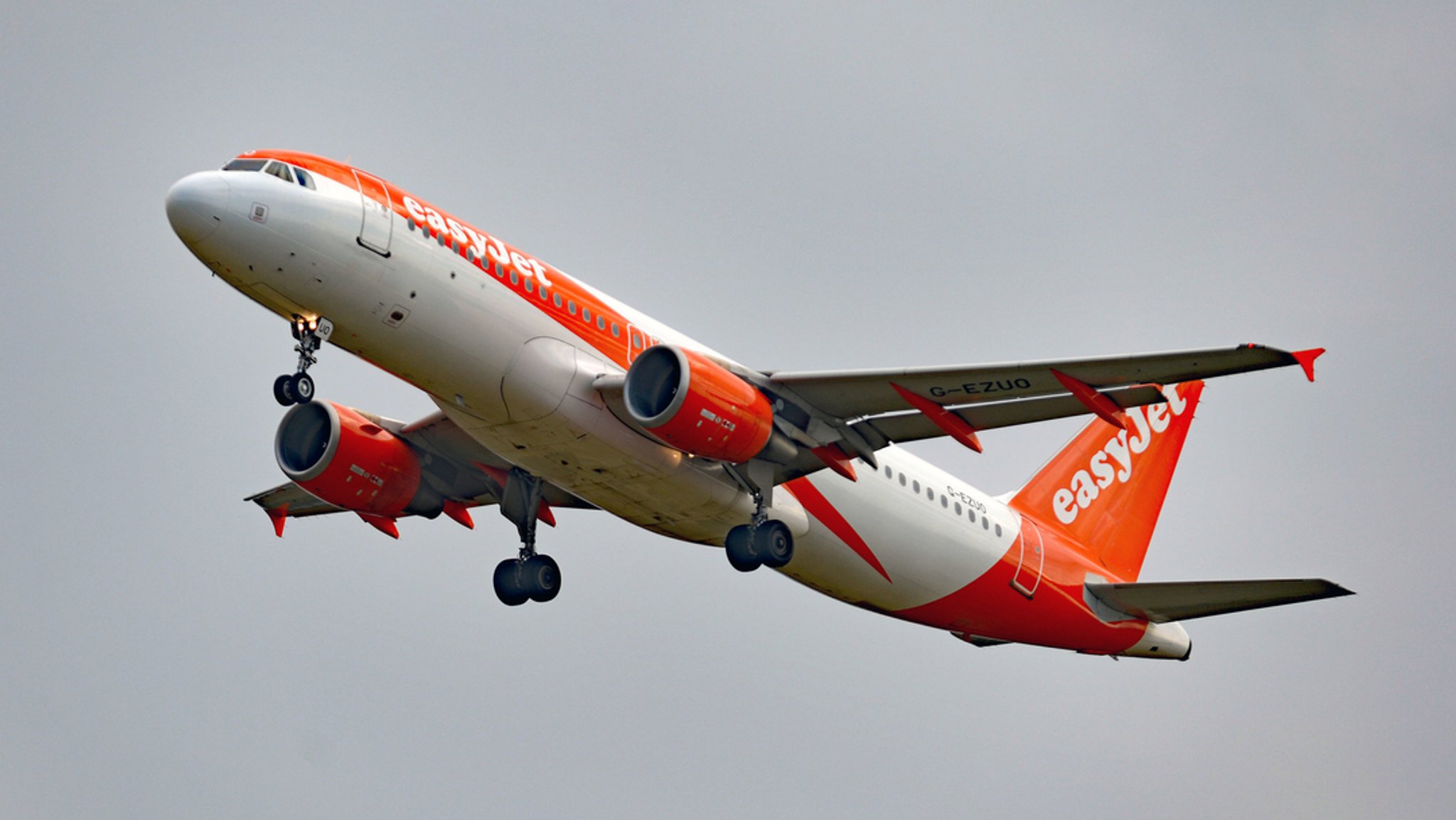 Ein Passagierflugzeug vom Typ Airbus A320-214 (G-EZUO) der britischen Fluggesellschaft EasyJet (Symbolbild)