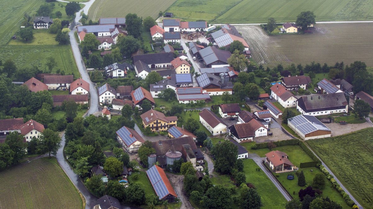 Prenzing im Landkreis Rottal-Inn, Dorf mit zahlreichen Photovoltaikdächern aus der Luft (Archivbild).
