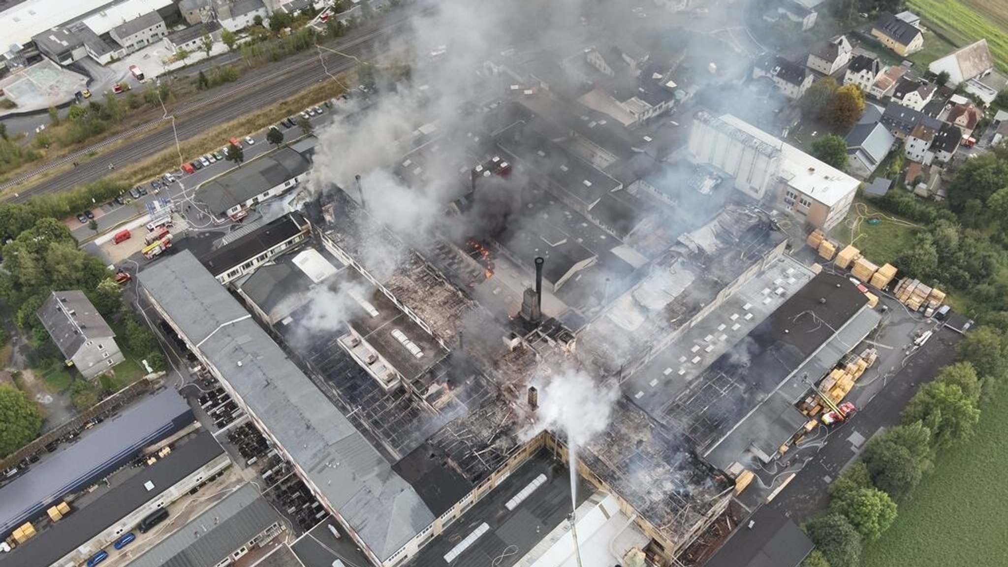 Großbrand auf Firmengelände in Oberfranken