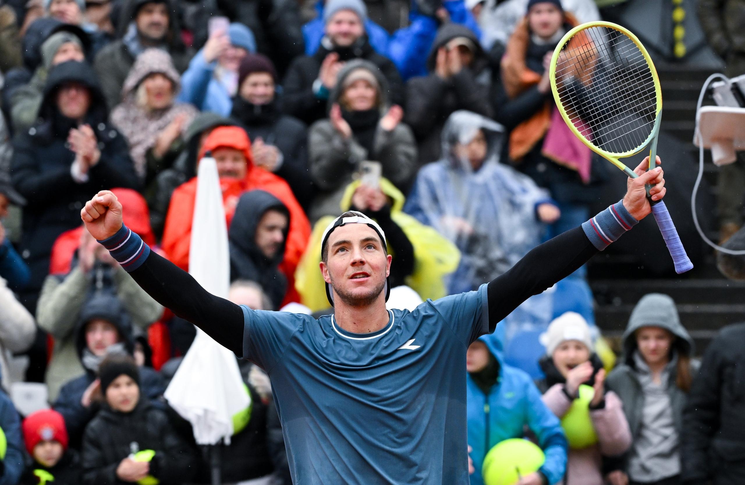21.04.2024, Bayern, München: Tennis: ATP-Tour - München, Einzel, Herren, Finale. Fritz (USA) - Struff (Deutschland). Jan-Lennard Struff jubelt nach dem Spiel. Foto: Sven Hoppe/dpa +++ dpa-Bildfunk +++