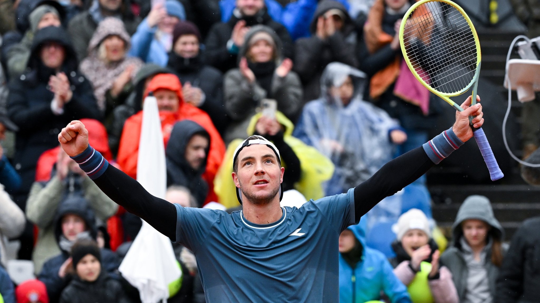 21.04.2024, Bayern, München: Tennis: ATP-Tour - München, Einzel, Herren, Finale. Fritz (USA) - Struff (Deutschland). Jan-Lennard Struff jubelt nach dem Spiel. Foto: Sven Hoppe/dpa +++ dpa-Bildfunk +++