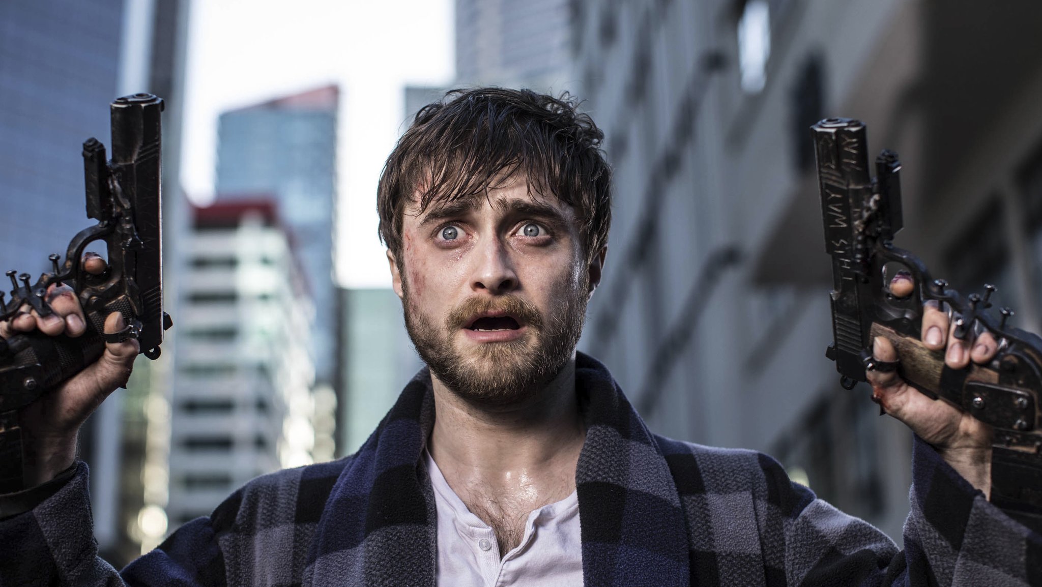 Wachte auf und hatte zwei Waffen mit seinen Händen fest verschraubt: Daniel Radcliffe in "Guns Akimbo" (Filmszene)