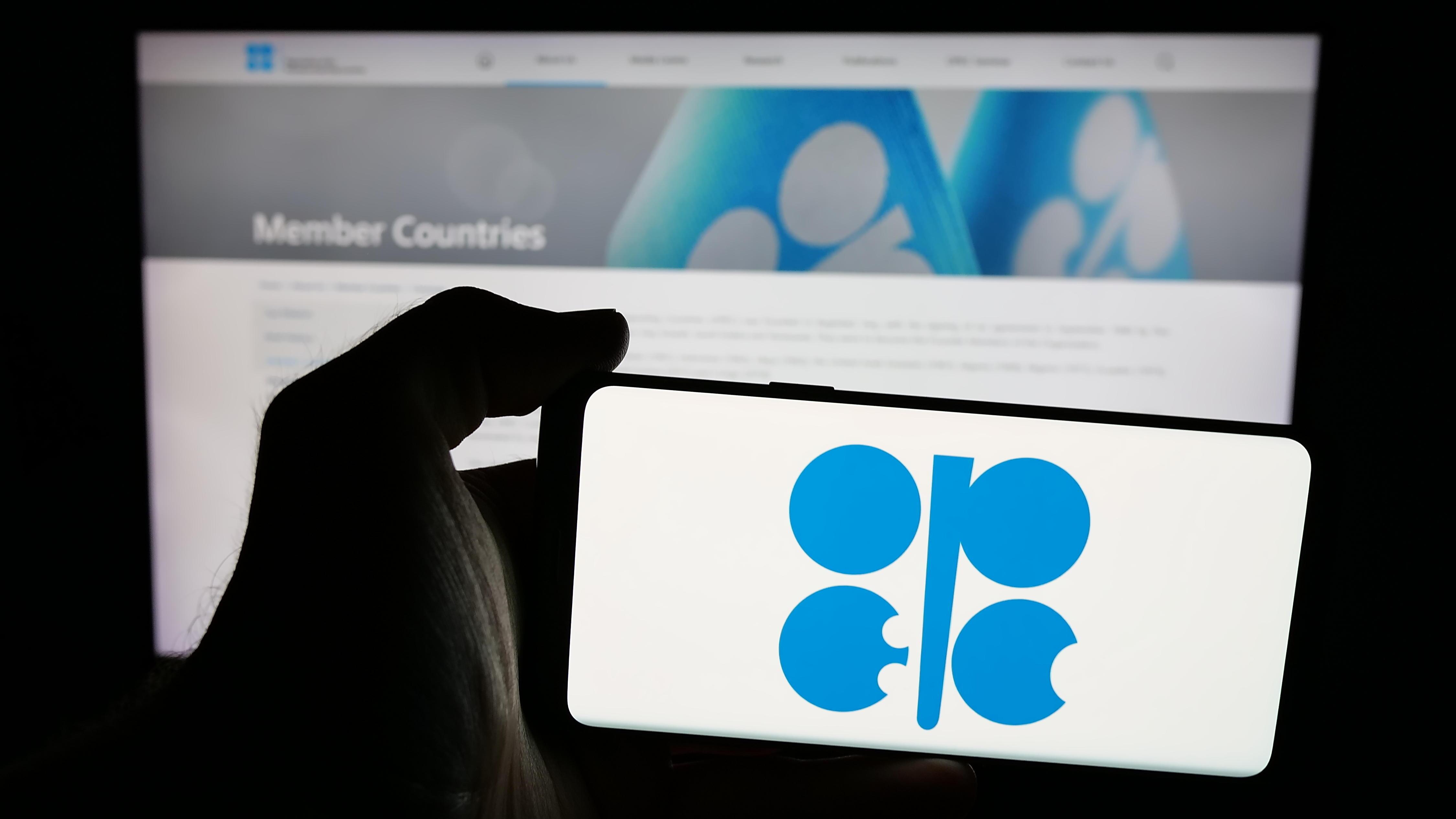 Handy mit dem Logo des Erdölkartells Opec