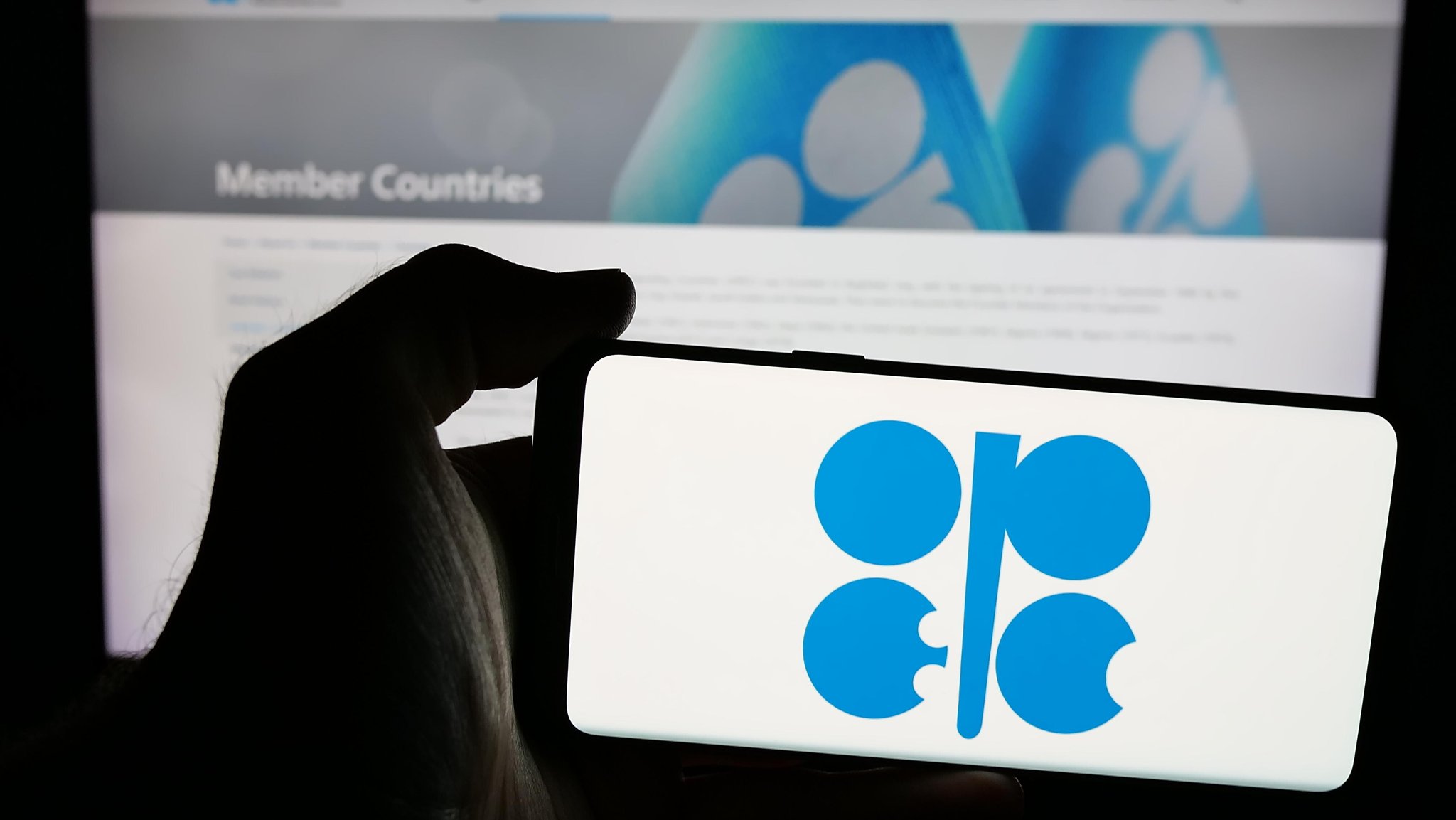 Handy mit dem Logo des Erdölkartells Opec