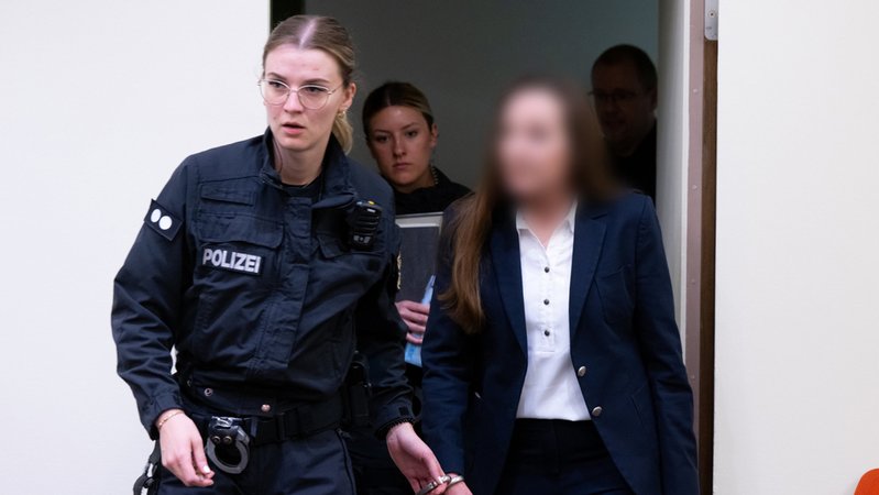 Die Angeklagte wird in den Gerichtssaal des Münchner Oberlandesgerichts geführt (Archiv). | Bild: dpa-Bildfunk/Sven Hoppe Die Angeklagte wird in den Gerichtssaal des Münchner Oberlandesgerichts geführt (Archiv).