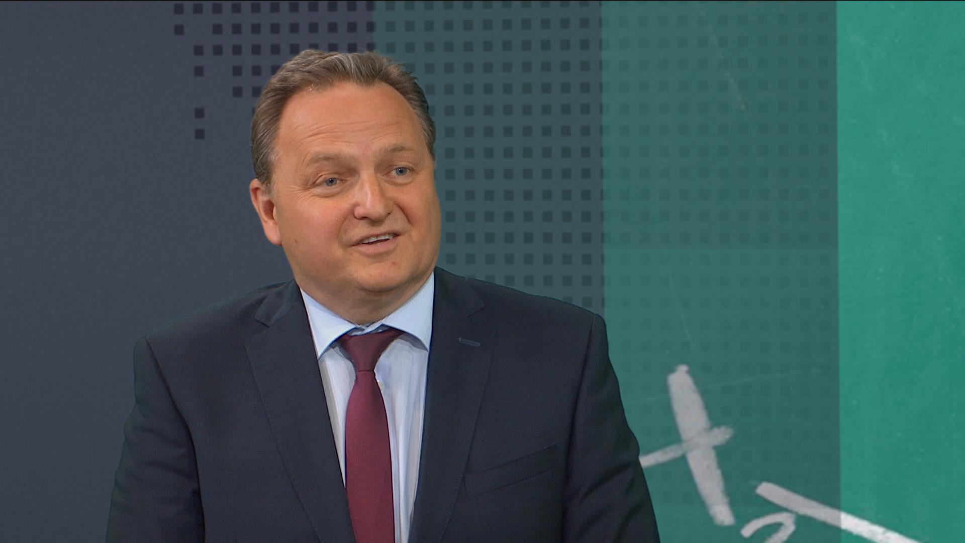 Nach dem Beschluss, Bayerns Schulen ab Montag mit Testpflicht wieder zu öffnen, gibt es von Seiten der Realschullehrer Kritik an der Teststrategie. Man müsse hier "nachjustieren", forderte der Bundes- und Landesvorsitzende der Realschullehrer, Jürgen Böhm, in der Rundschau im BR Fernsehen. Es sei schwierig, in der Schule zu testen. Er wünsche sich eine "Erziehungspartnerschaft" mit den Eltern. Zudem sei auch die Fahrt im Schulbus eine Gefahr, denn die werde nach der momentanen Strategie ungetestet unternommen.