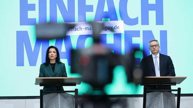Das "Einfach machen"-Portal der Bundesregierung verspricht Bürokratie-Abbau. Wie effektiv es sein wird, muss sich erst zeigen. | Bild: picture alliance / NurPhoto | Christian Marquardt Das "Einfach machen"-Portal der Bundesregierung verspricht Bürokratie-Abbau. Wie effektiv es sein wird, muss sich erst zeigen.