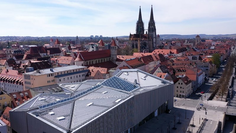 Allein fürs Heizen werden z.B. in Regensburg jedes Jahr rund 1,9 Millionen Megawattstunden Erdgas verbraucht, doch alternative Energiegewinnung über Photovoltaik-Anlagen auf Dächern ist oft schwierig: Der Denkmalschutz hat vielfach Einwände...