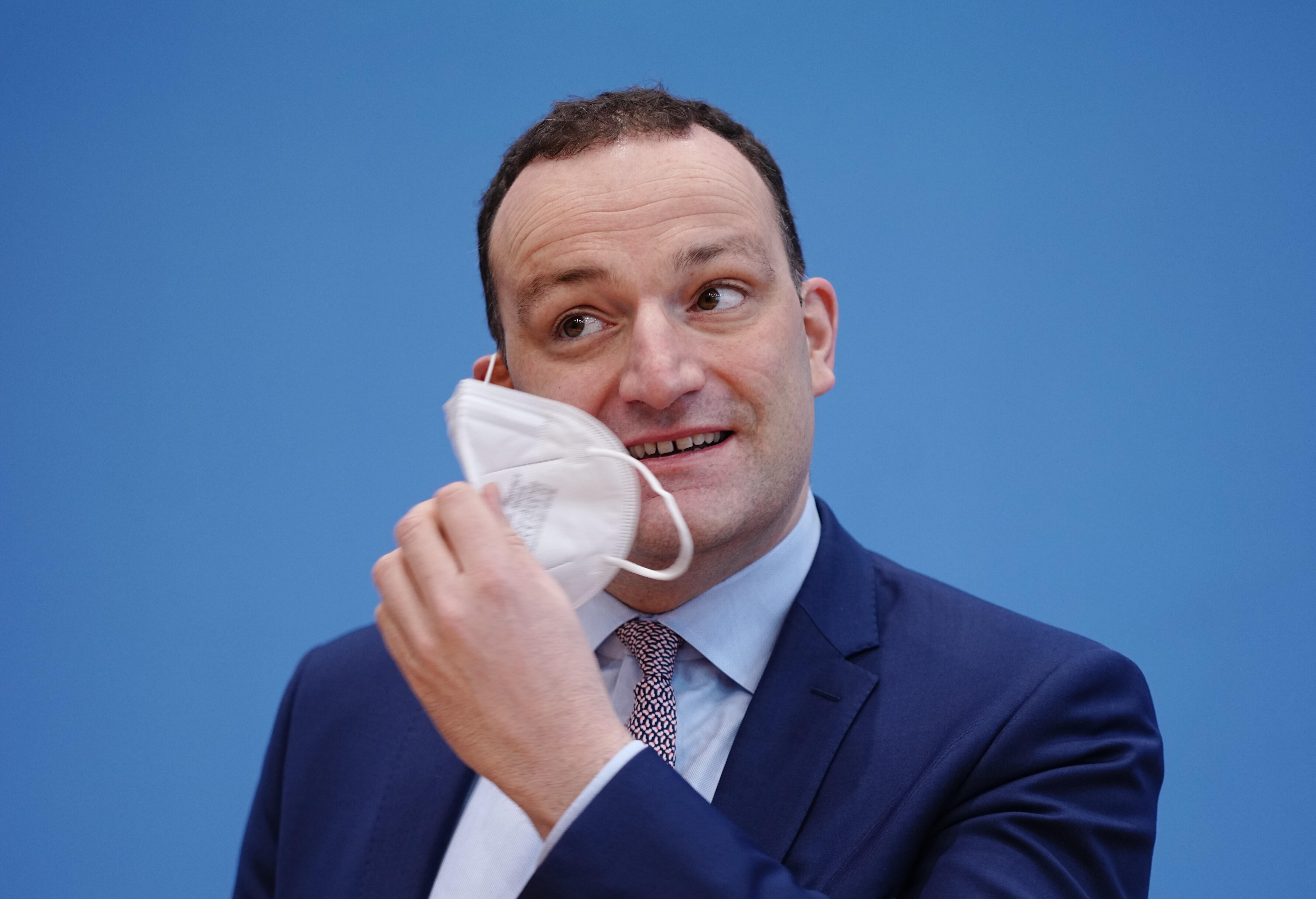(Archivbild) Der Druck auf den ehemaligen Bundesgesundheitsminister Jens Spahn wegen überteuerter Maskenkäufe zu Zeiten der Corona-Krise steigt.