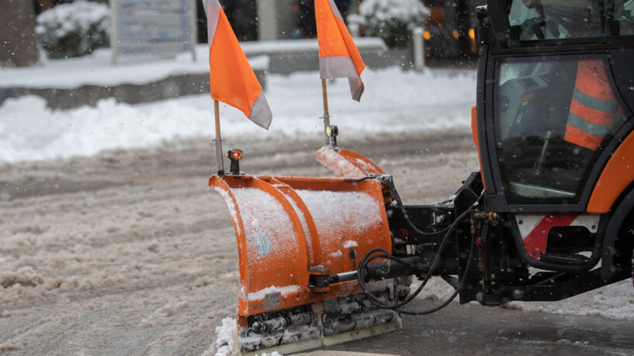 Winterdienst räumt die Straße.