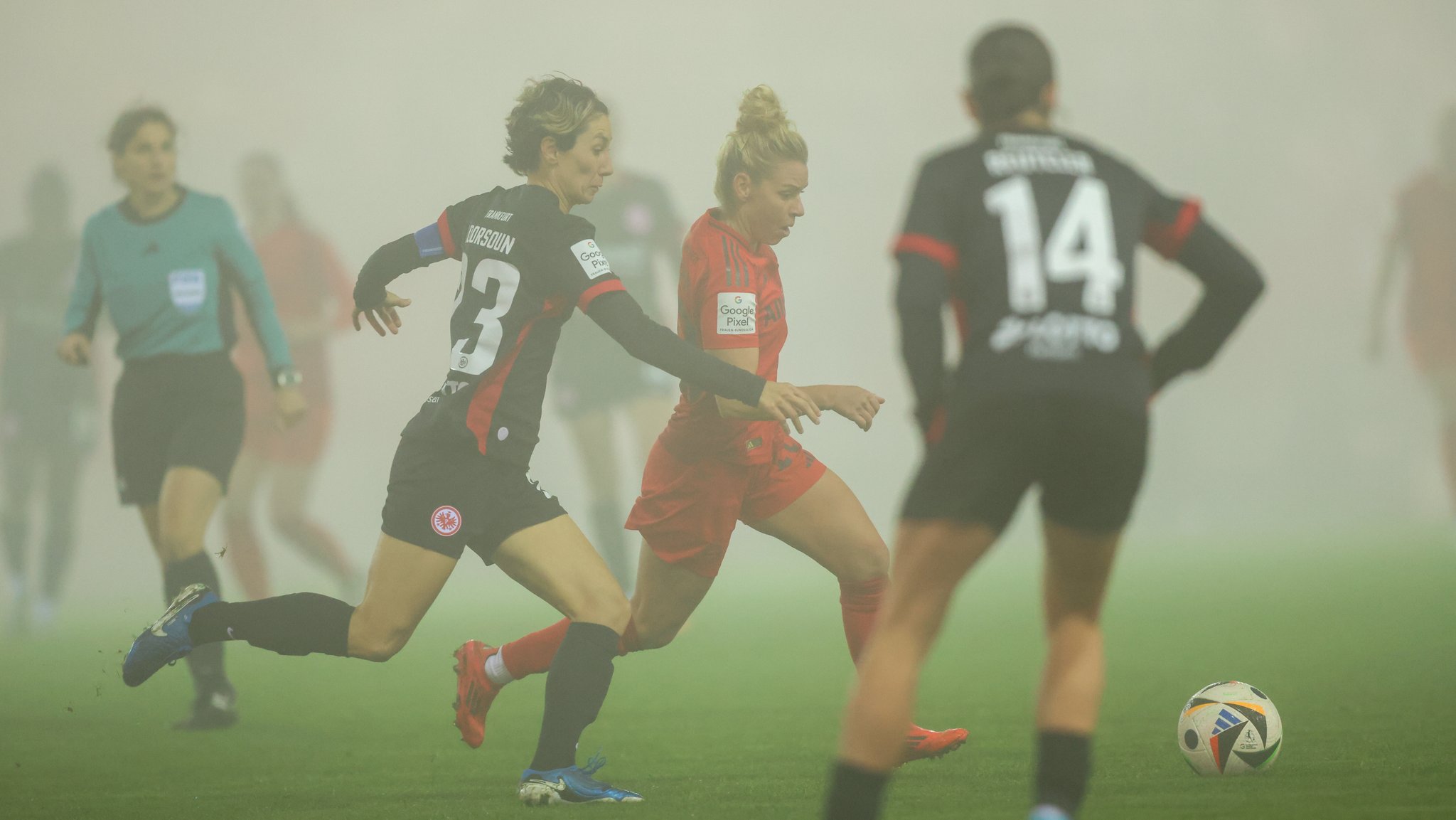  v.l.: Sara Doorsoun (Eintracht Frankfurt Frauen #23), Linda Dallmann (FC Bayern München Frauen