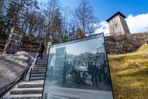 27.03.2025: Eine Informationstafel ist vor einem ehemaligen Wachturm auf dem Gelände der KZ-Gedenkstätte Flossenbürg angebracht. | Bild:picture alliance/dpa/Armin Weigel