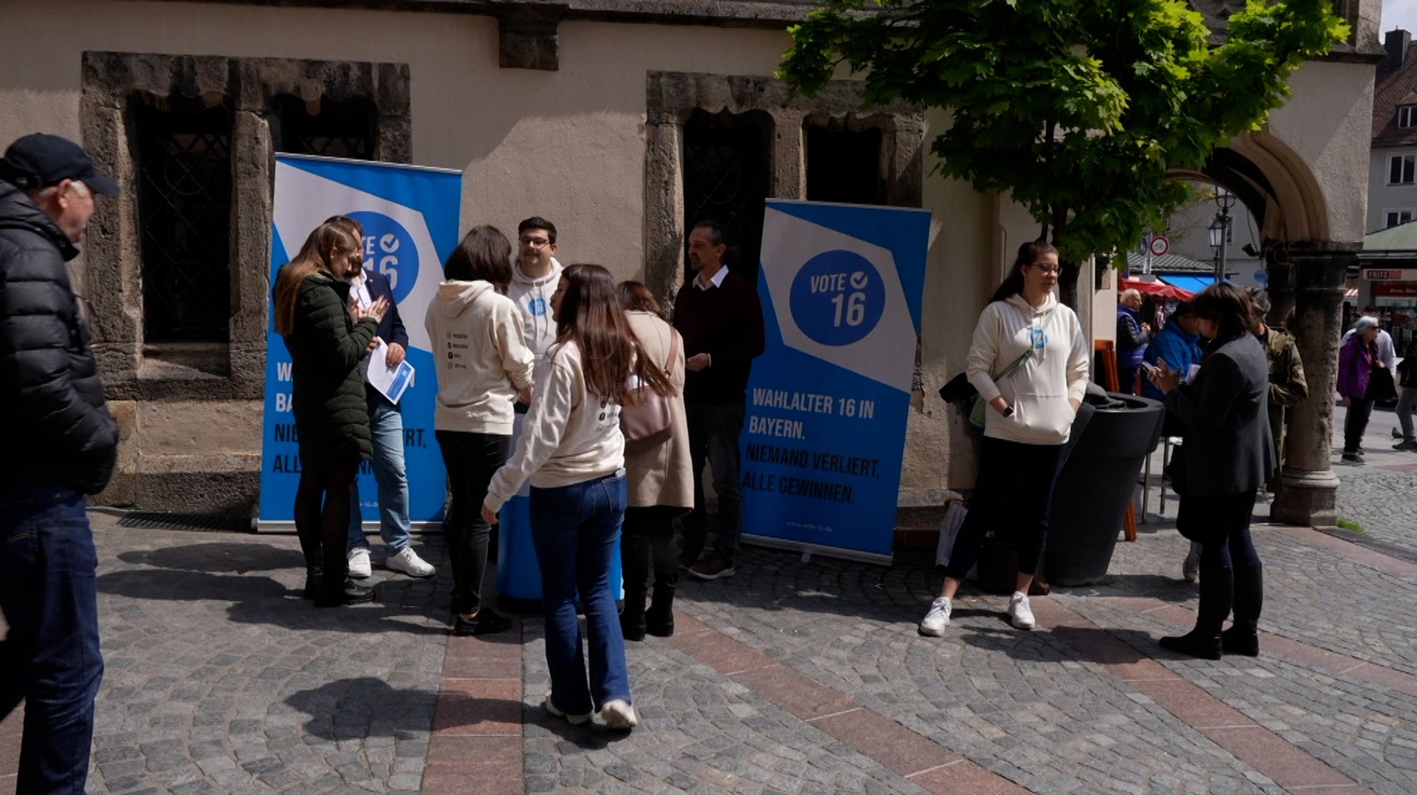 Das Bündnis "Vote16" sammelt ab heute Unterschriften, um ein Volksbegehren auf den Weg zu bringen.