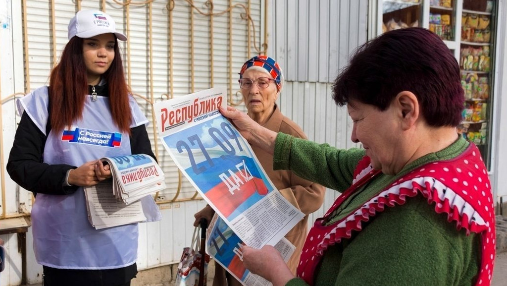 In der russischen Region Luhansk werden Zeitungen verteilt, die zum Referendum aufrufen. 