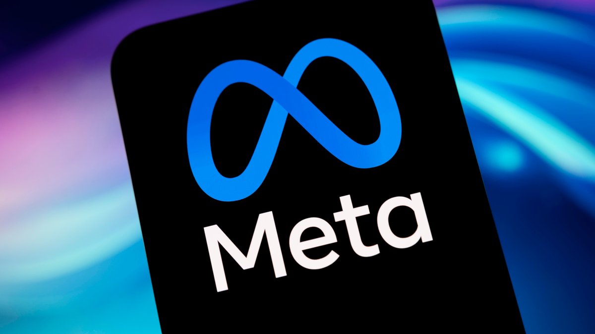(Symbolbild) Der Schriftzug Meta auf einem Handybildschirm